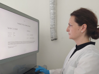 A. Pocienės nuotraukoje: Prof. dr. Laima Ambrozaitytė demonstruoja pagrindinį genetikų įrankį „Lietuvos genomo“ projekte – vieną naujausių ir galingiausių genetinių analizatorių.